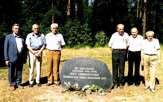Vaino Kallas (ganz rechts) im Kreise seiner Kameraden
