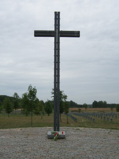 Gedenkkreuz Saldus mit Blumen