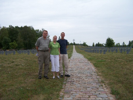 Gruppenfoto vor dem Friedhof